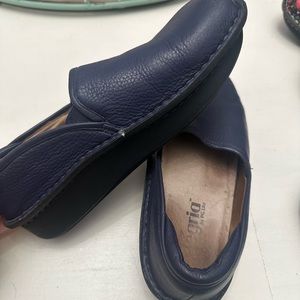 Navy slip on Algeria. Fair condition. Size 38